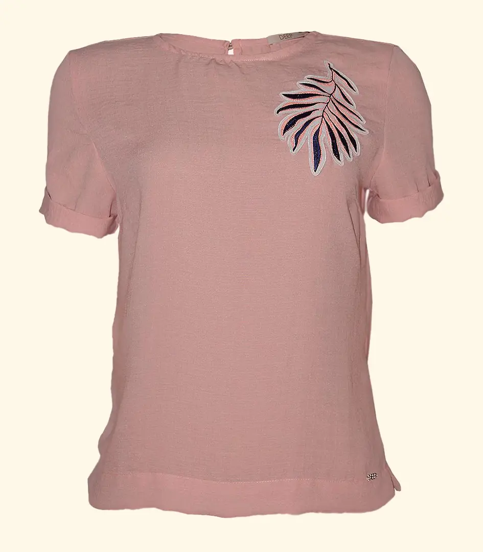 t-shirt-com-pathc-aplicado-moda-casual-chic-03